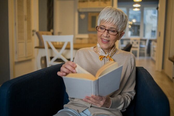 本を読んでリラックスするシニア女性