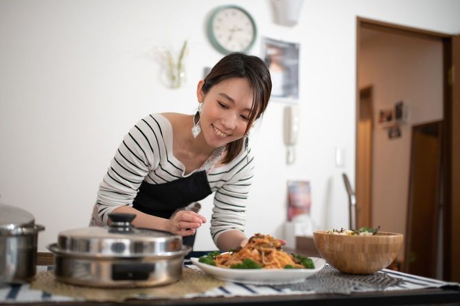 自宅で食事の準備をする女性