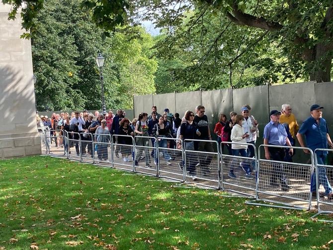 グリーンパークからバッキンガム宮殿に向かう人たち