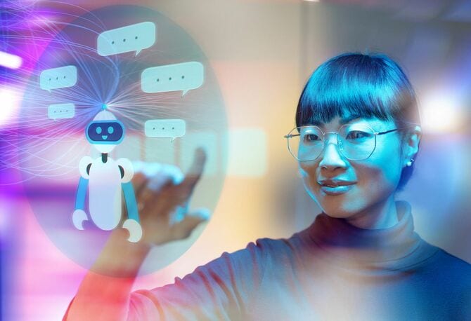 未来的な透明なスクリーンを操作する女性