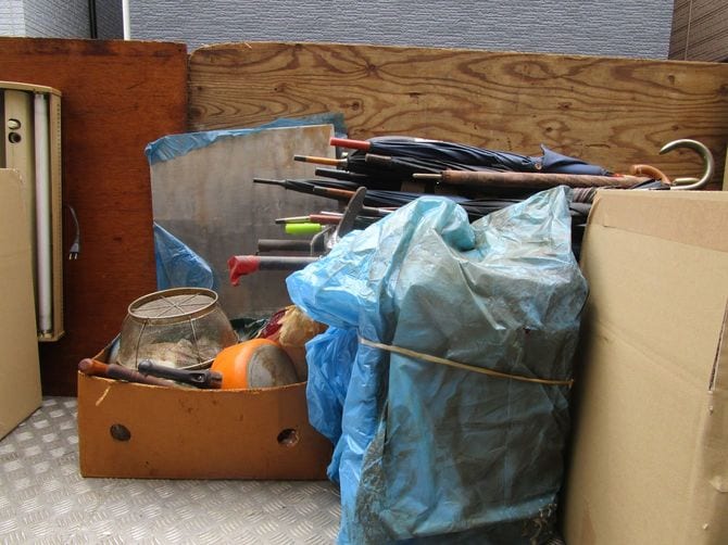 傘も大量にためこまれていた。