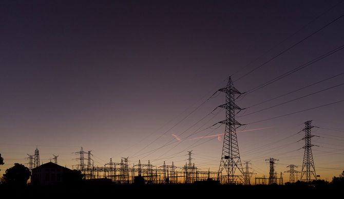 日没時の電気変電所