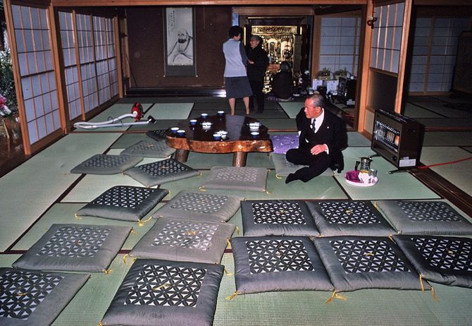 山本氏が「空気になれた」と確信した1枚。1984年、田中角栄の新潟・西山町の実家にて。