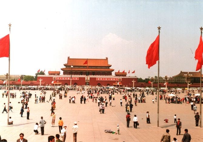 1988年5月、中国・北京の天安門広場にて