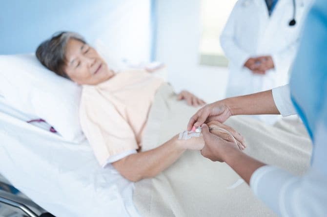 点滴のラインを確保している