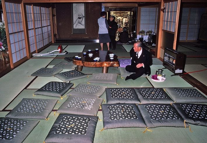 山本氏が「空気になれた」と確信した1枚。1984年、田中角栄の新潟・西山町の実家にて。