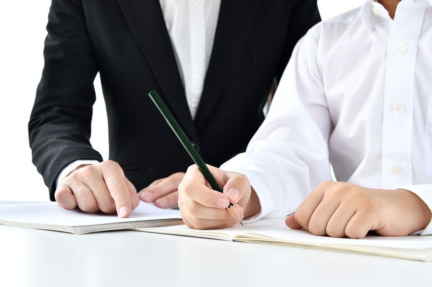 子供に勉強を教える先生