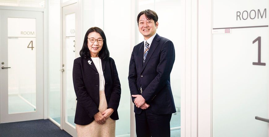 写真左＝河合塾マナビス東大専門館　特別顧問 高沢節子氏 河合塾英語科エキスパート講師の一人。河合塾「東大英語」の授業を長年担当し、50年以上実施されている「東大入試オープン」の問題作成チーム主幹講師も務める。 写真右＝河合塾マナビス東大専門館　塾長 藤吉俊介氏 株式会社河合塾マナビス 常務取締役 教務部部長。2019年より3年連続で、マナビスの東大合格者数最高記録を更新。「河合塾マナビス東大専門館」開校に際して塾長に就任。