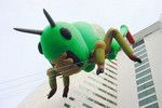 第1回横浜トリエンナーレでホテルに飛び乗った椿昇の作品「インセクト・ワールド 飛蝗」。