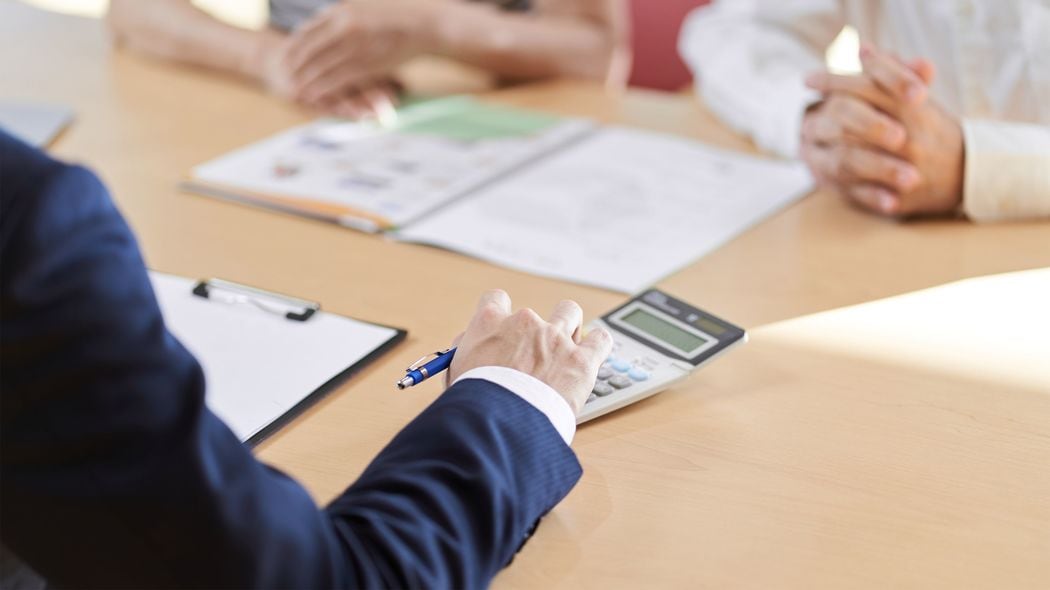 大切な老後資金｢300万円｣がごっそり消えた…正直FPが｢外貨建て保険は今すぐ解約すべき｣と断言する理由 保険会社が言わない｢高い手数料｣の罠