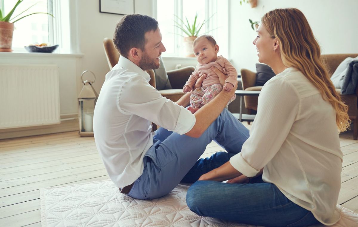 家で育児をする夫婦