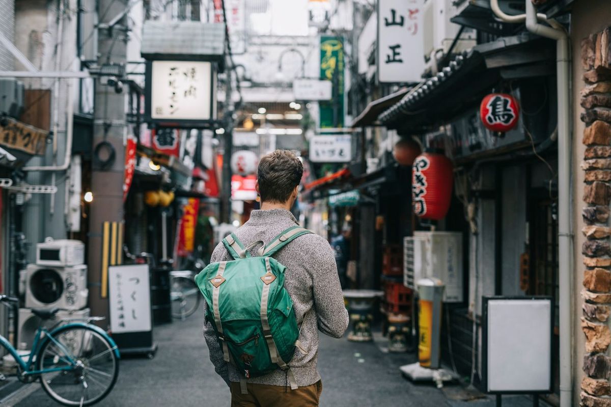 大阪の古い飲み屋街に立つ外国人旅行者