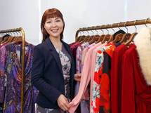 「一瞬で華やか、ずっとラク」な服を、ハードに働く女性のために――kay me毛見純子さん（前編）