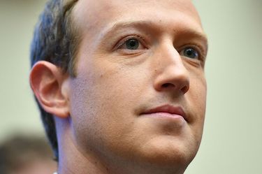 マーク・ザッカーバーグ 名刺 フェイスブック インスタ メタ 会長 兼