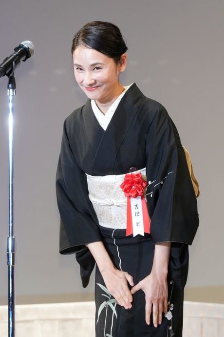 2024年エランドール賞の受賞式にプレゼンターとして登壇した吉田羊さん