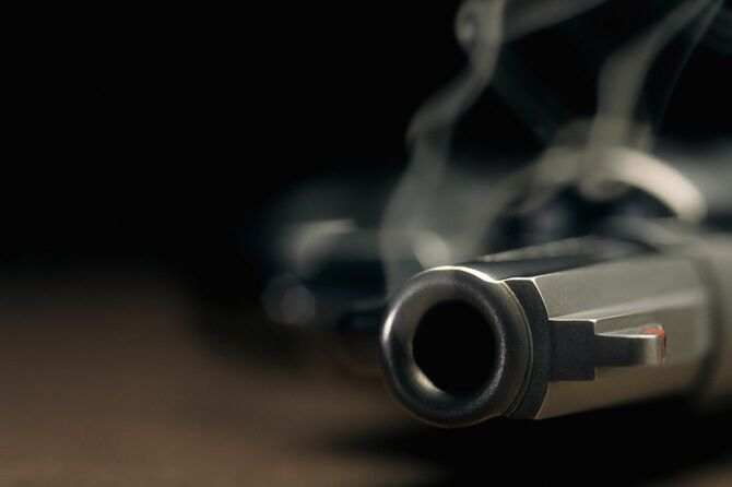 銃口から煙が出ている銃