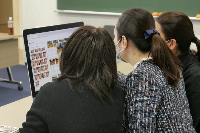 AIを活用した卒業アルバム制作ソフト「アルバムスクラム」を使って写真選定を行う保護者ら。2021年12月、埼玉県さいたま市のさとえ学園小学校で