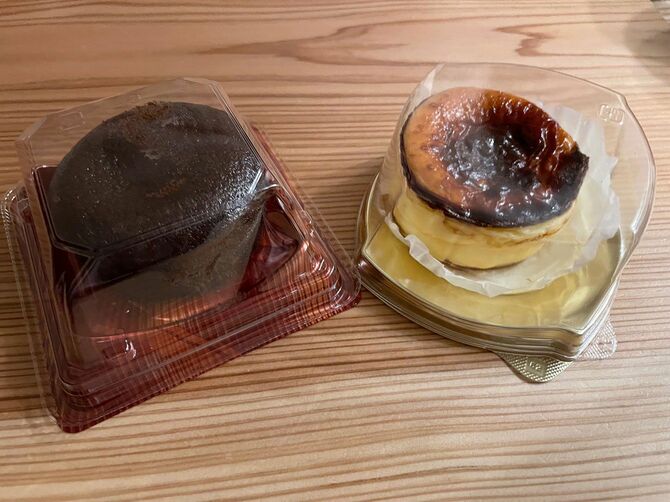 筆者が購入した「バスクチーズケーキ」（右）と「フォンダンショコラ」（左）