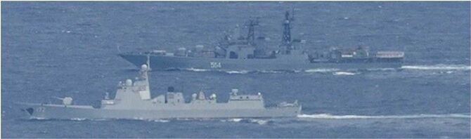 中国海軍ルーヤンⅢ級ミサイル駆逐艦（手前）及びロシア海軍ウダロイⅠ級駆逐艦（奥）