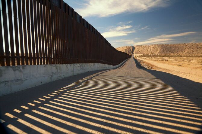 米国とメキシコを隔てるフェンス。