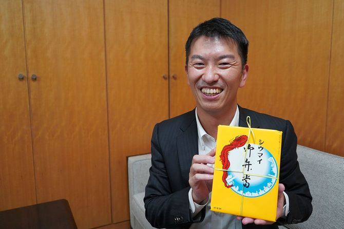 シウマイ弁当を持つ崎陽軒の野並晃社長