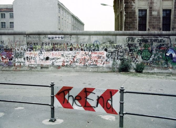 1988年のベルリンの壁の交通標識の歴史的な写真