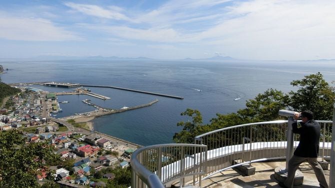 羅臼町望郷台公園から国後島を望む
