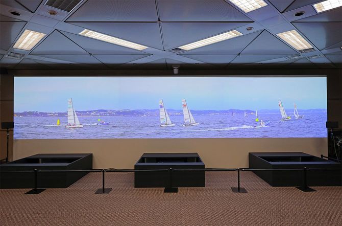 東京五輪・パラリンピックでNTTが提供する通信の高速大容量規格「5G」技術を用いた高精細ワイドビジョンによるセーリング競技観戦体験のデモンストレーション=2021年7月1日、東京都千代田区