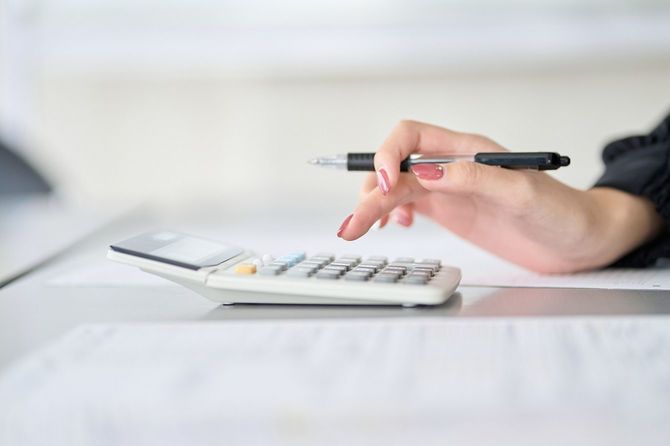 電卓で計算をする人