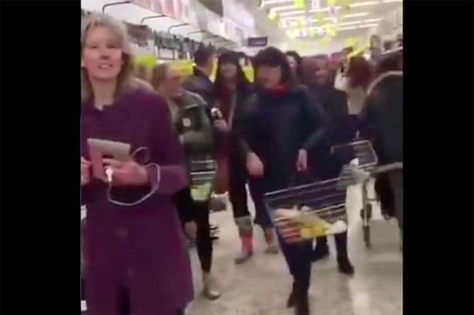 マスクなし集団の写真