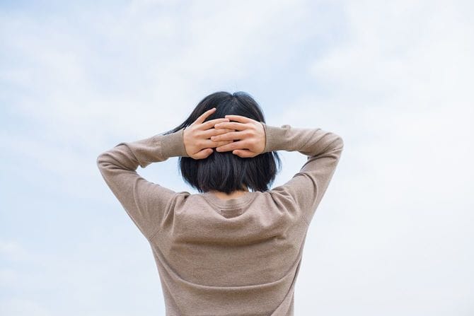 空を見上げる人のイメージ