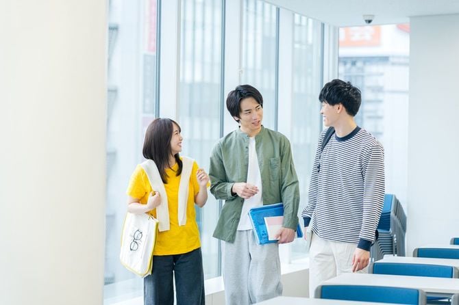 教室を歩く大学生