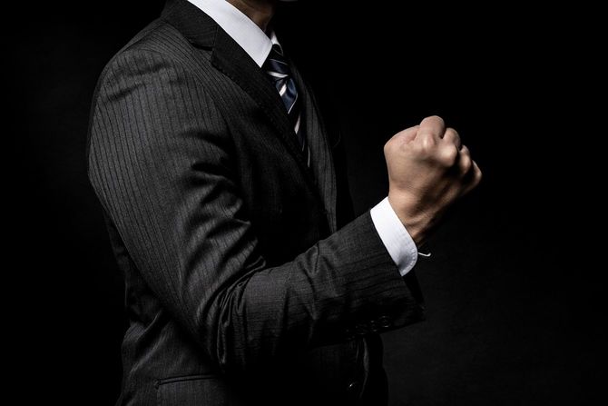 ガッツポーズをする人のイメージ