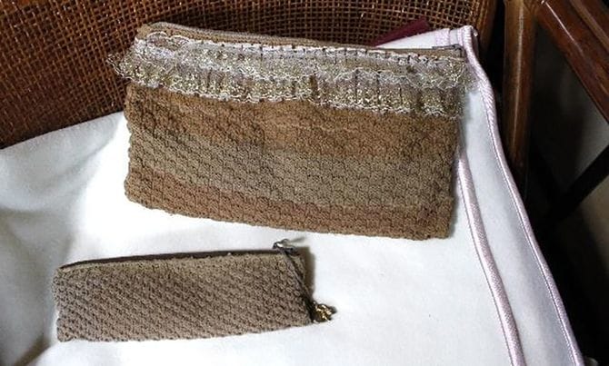 ストッキングからつくった、堀野さんお手製のポーチと筆入れ。ニットのような質感で、夏用の涼しげなポーチのよう。