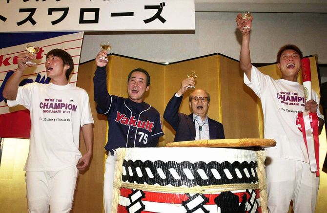 現役時代の髙津臣吾氏(左)、池山隆寛氏(右)