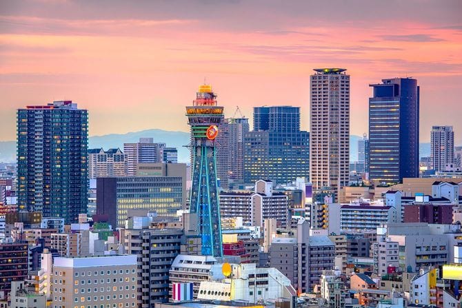 大阪、日本のスカイラインは夕暮れ時。