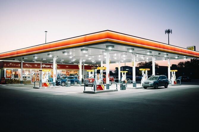 夕暮れ時のガソリンスタンド
