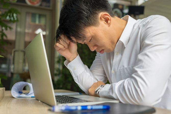 PCを前に悩むサラリーマン