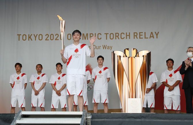 聖火リレーが中止となり、高岡スポーツコアで行われた点火セレモニーに参加したプロバスケットボール選手の宇都直輝さん（手前）ら