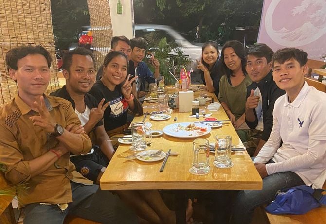 メアス博子さんと卒業生たち。