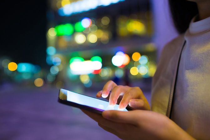 スマートフォンを使用する女性