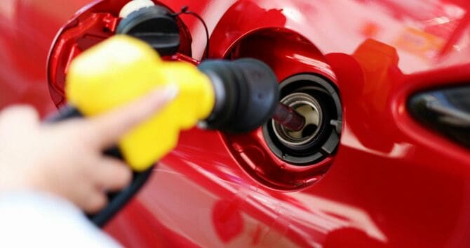 車にガソリンを給油