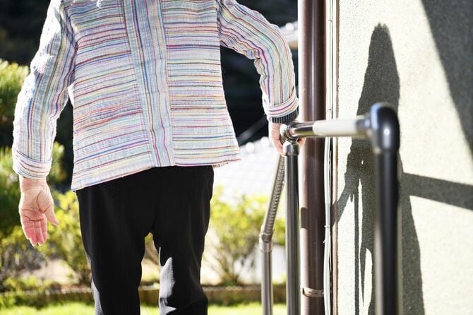 散歩に向かう高齢女性