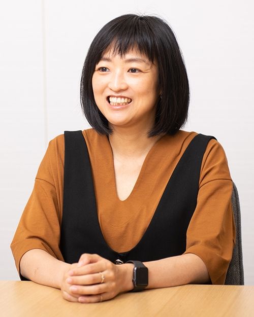 ほほ笑む女性