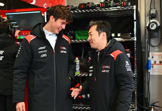 2026年1月28日、レギュラードライバーのオリバー・ベアマンと談笑する小松代表