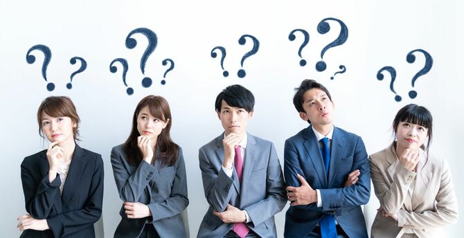 頭に疑問符を浮かべた若いビジネスパーソンたち