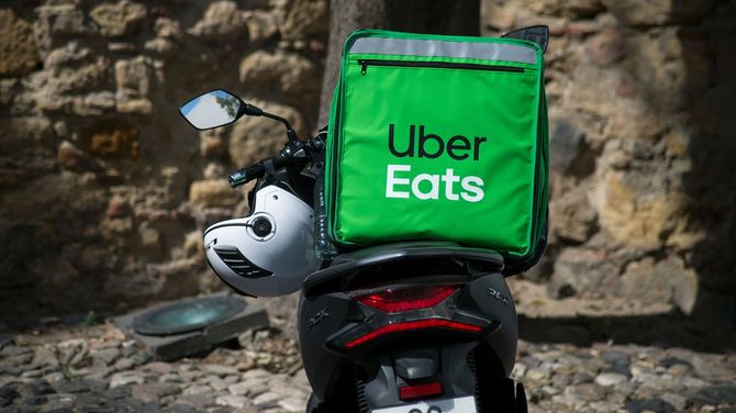 2020年9月、リスボンの通りに駐車されたウーバーのバイク