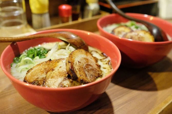 焼きチャーシューがのった、豚骨ラーメン