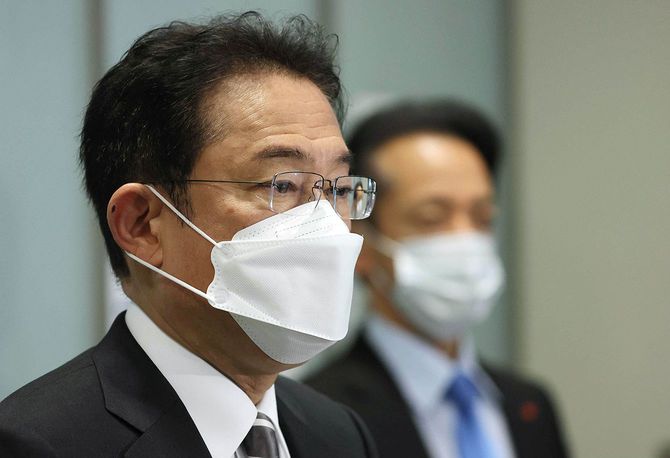 参院補欠選挙の投開票から一夜明け、報道各社の取材に応じる岸田文雄首相