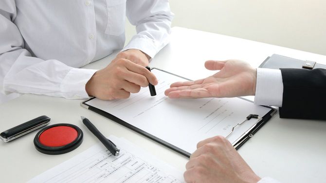 日本で契約を交わすシーン